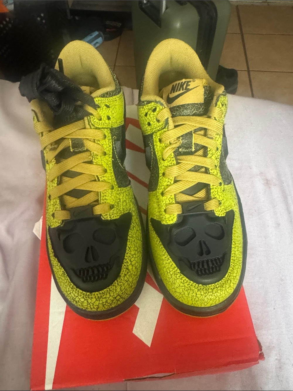 Nike Kids' Neon Yellow and Black Skull Accent Sneakers